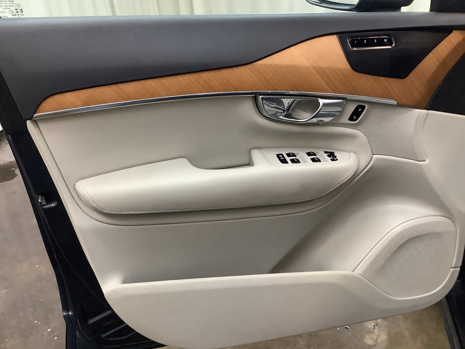 Used 2021 Volvo XC90 T6 Momentum w/ Protection Package AWD/4WD image 11