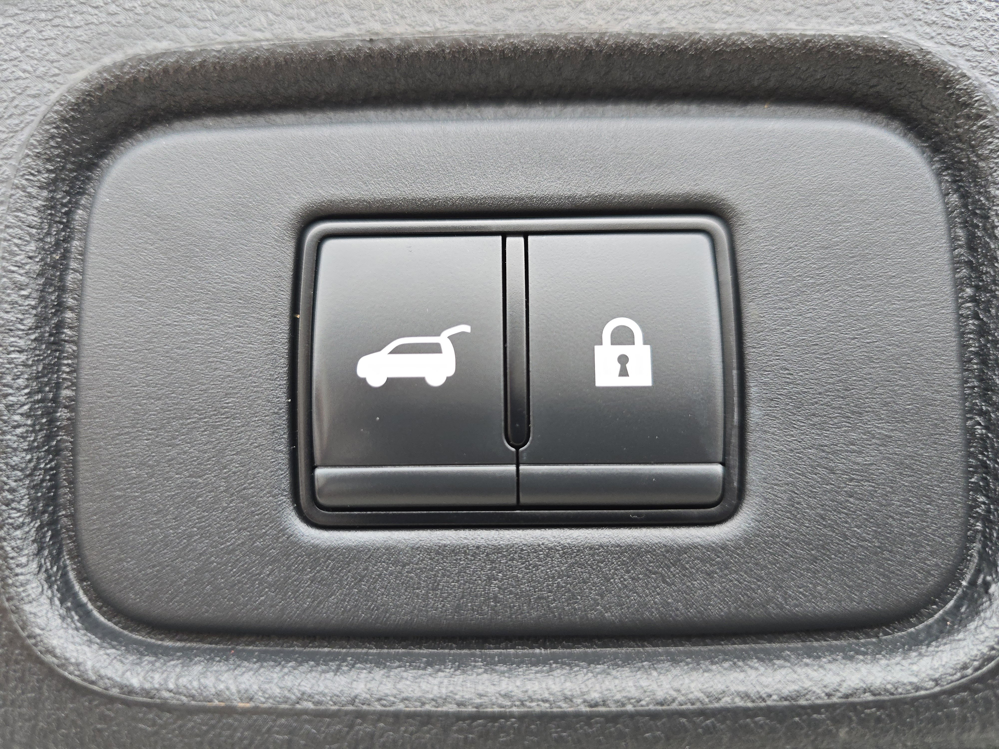 Used 2024 Nissan Pathfinder Platinum image 17