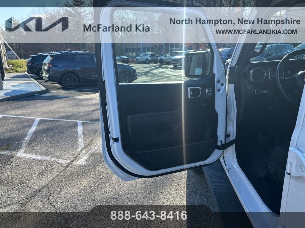 Used 2021 Jeep Gladiator Willys image 12
