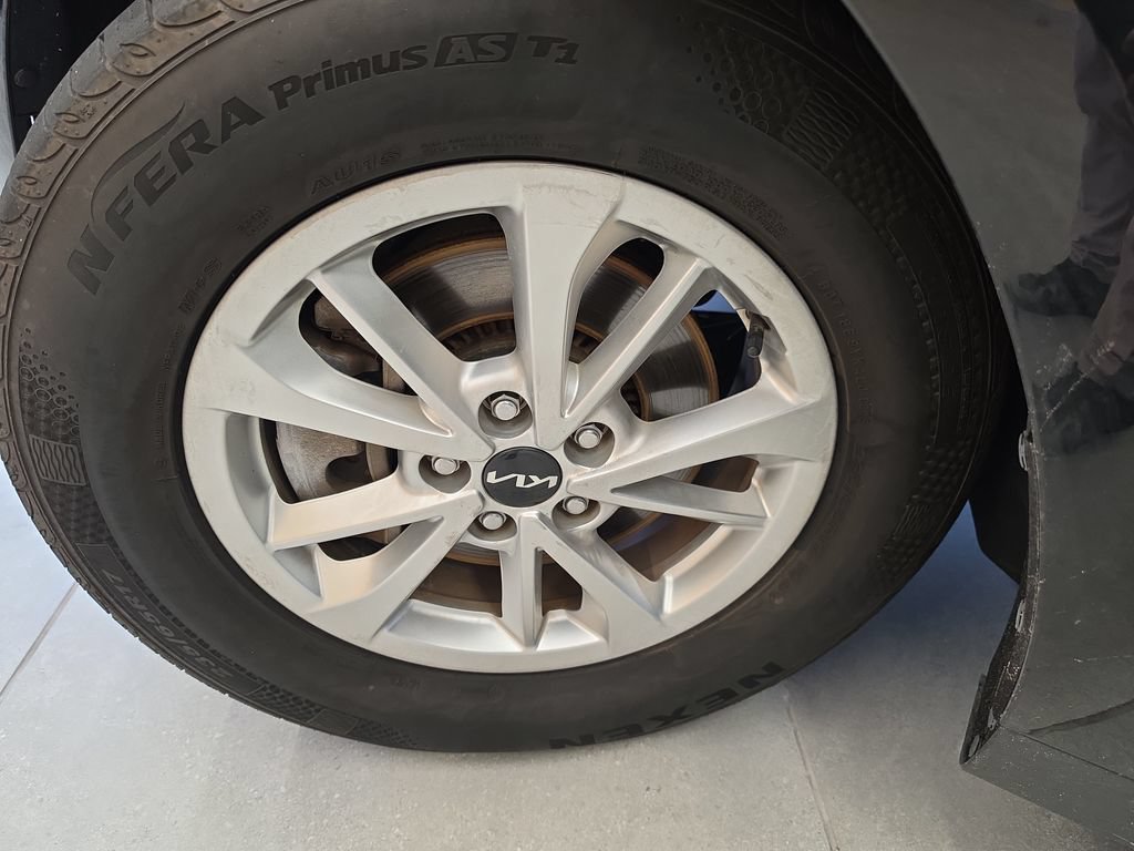Certified 2022 Kia Carnival LX FWD image 35