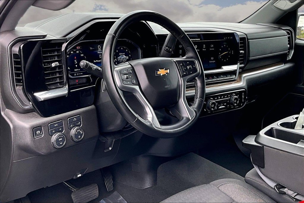 Used 2025 Chevrolet Silverado 1500 LT AWD/4WD image 18