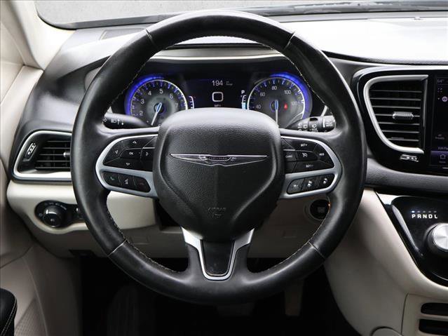 Used 2022 Chrysler Pacifica Touring-L FWD image 11