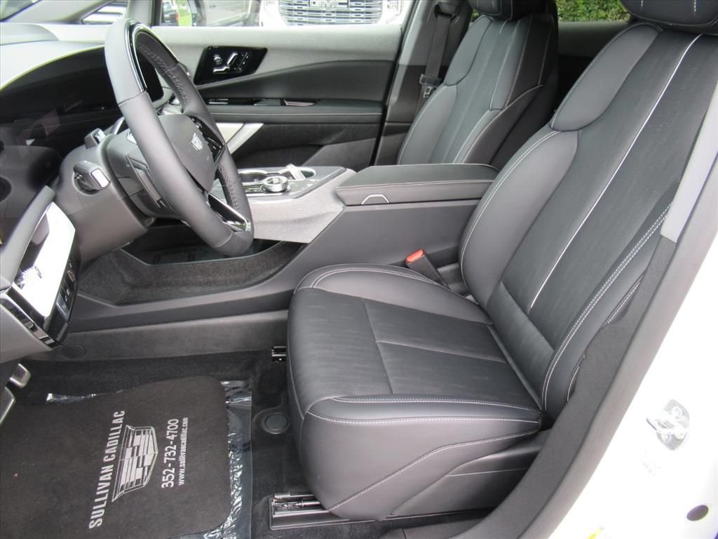 Certified 2025 Cadillac Optiq Luxury 2 w/ LPO, Floor Liner Package AWD/4WD image 17