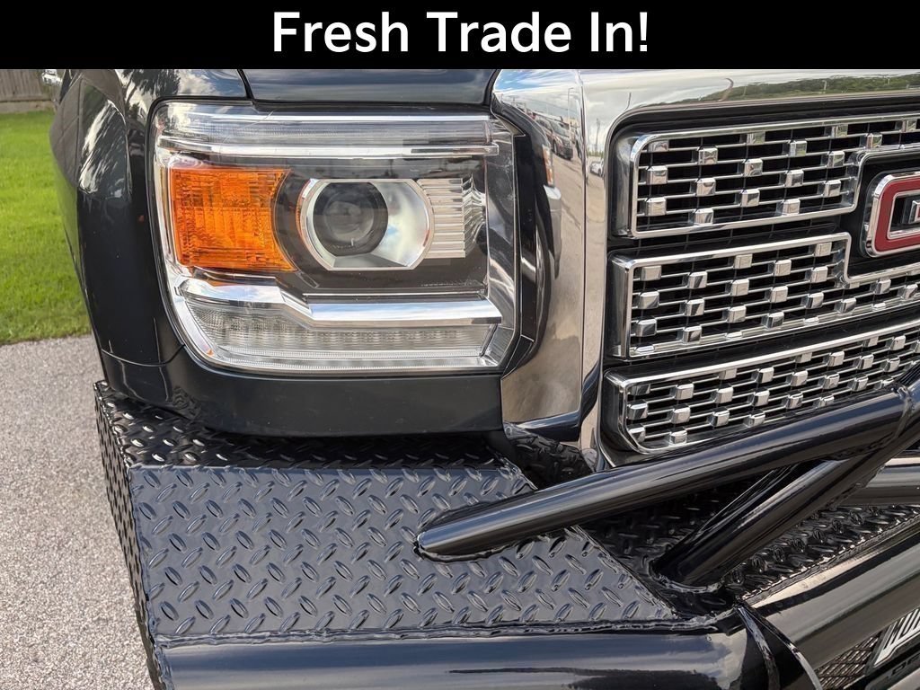 Used 2019 GMC Sierra 2500 Denali w/ Duramax Plus Package AWD/4WD image 5