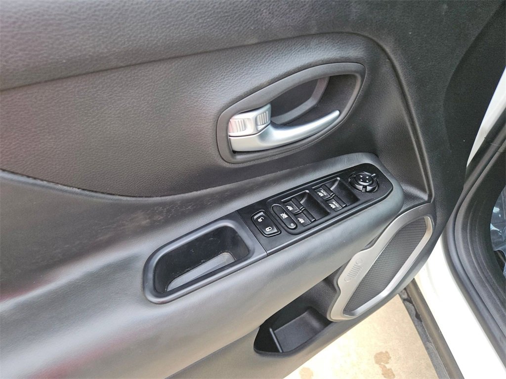 Used 2022 Jeep Renegade Latitude w/ Convenience Group image 16