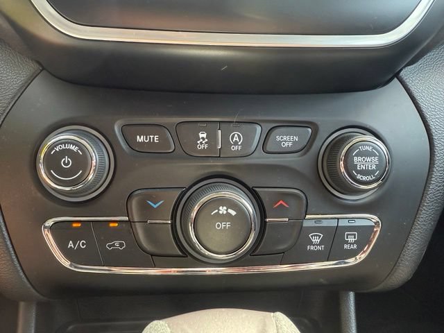 Used 2021 Jeep Cherokee Latitude AWD/4WD image 10