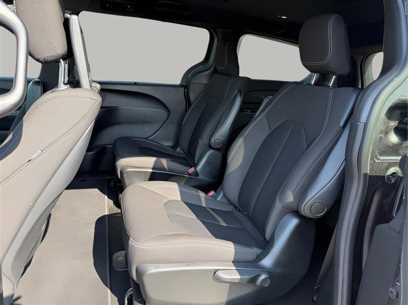 Used 2021 Chrysler Pacifica Touring w/ Uconnect Theater Family Group image 31