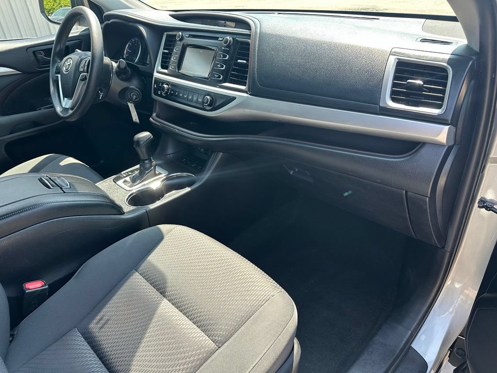 Used 2019 Toyota Highlander LE AWD/4WD image 34