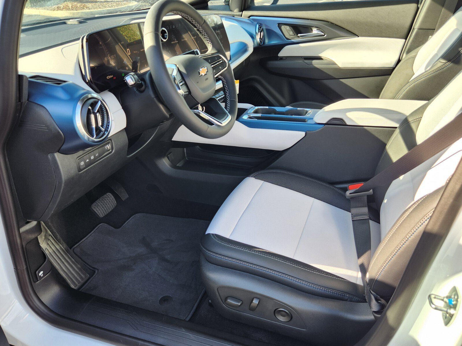 New 2026 Chevrolet Equinox EV LT image 6