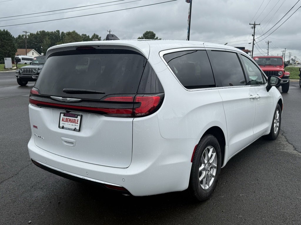 New 2026 Chrysler Pacifica Select image 3
