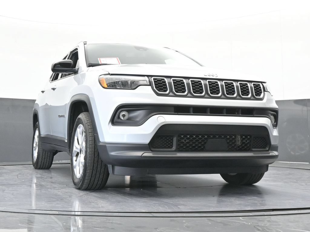 Used 2025 Jeep Compass Latitude AWD/4WD image 33