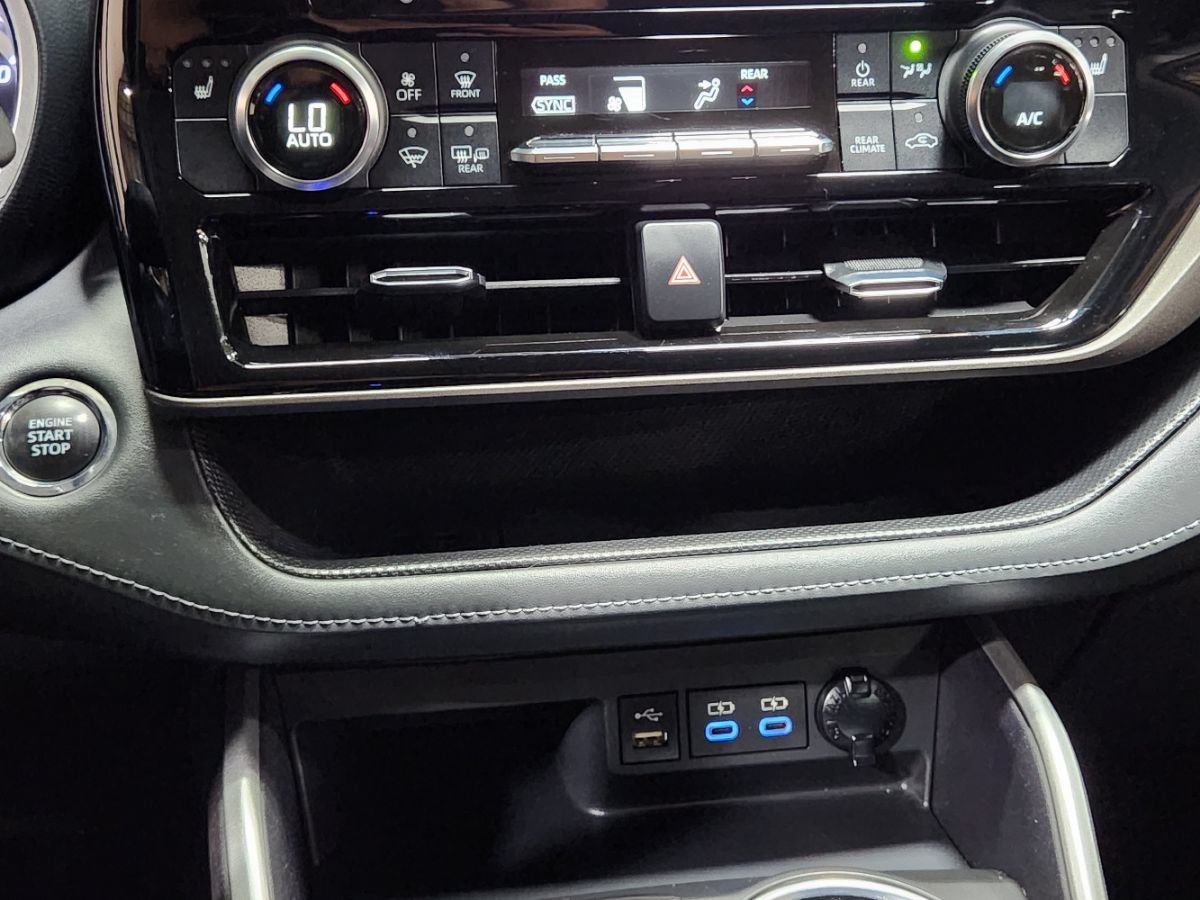 Used 2022 Toyota Highlander XLE FWD image 32