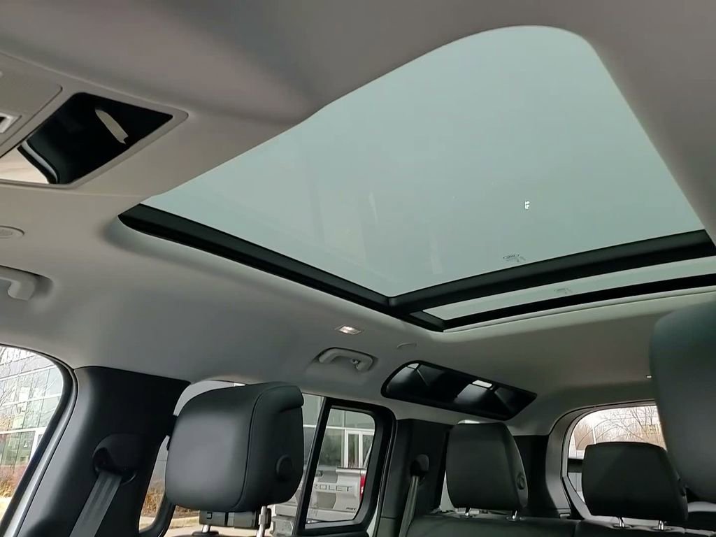 Used 2025 Land Rover Defender 110 S image 30