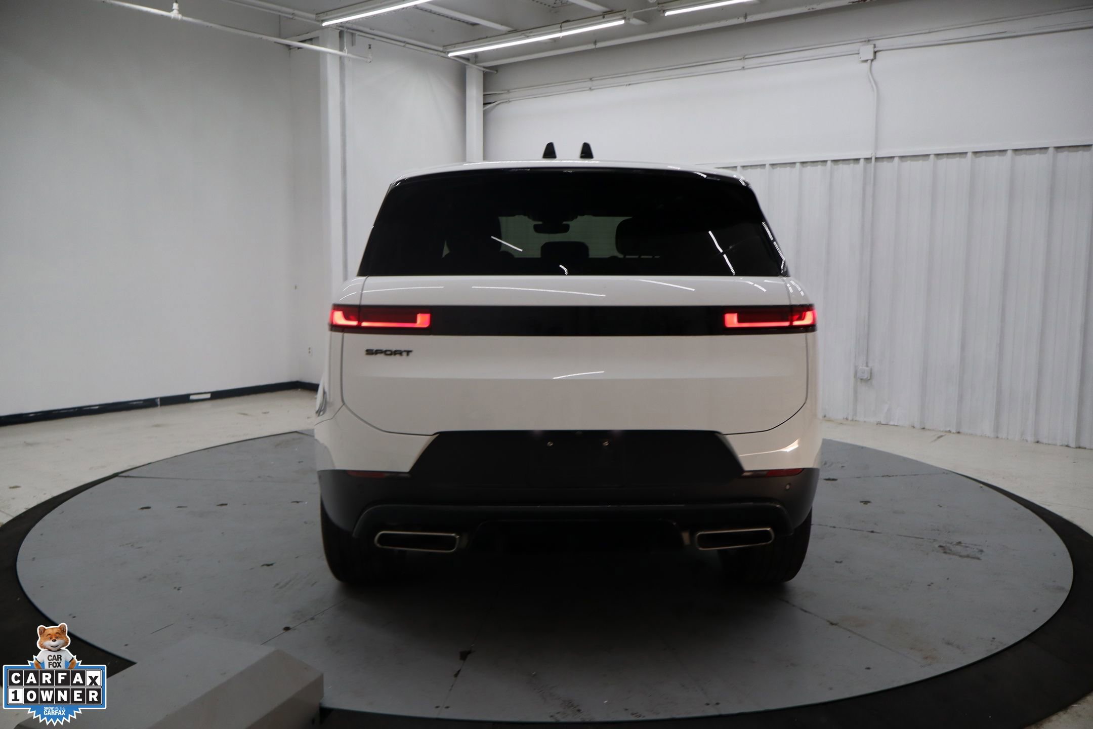 Used 2025 Land Rover Range Rover Sport SE AWD/4WD image 4