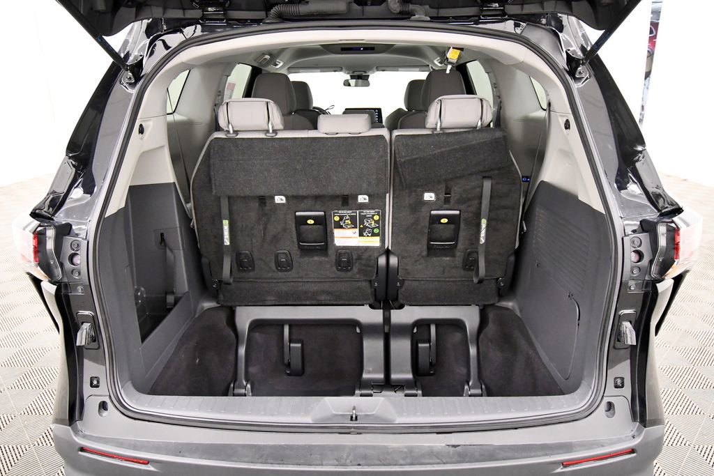 Used 2024 Toyota Sienna LE FWD image 7