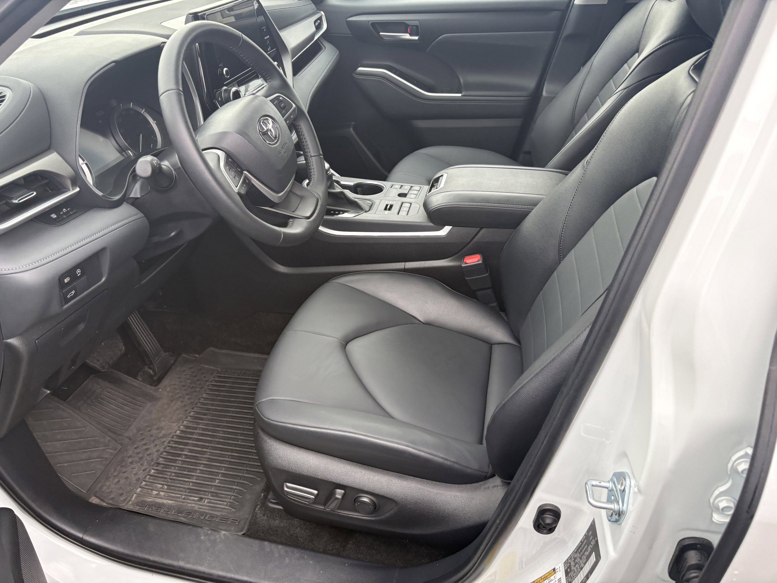 Certified 2025 Toyota Highlander XLE AWD/4WD image 3