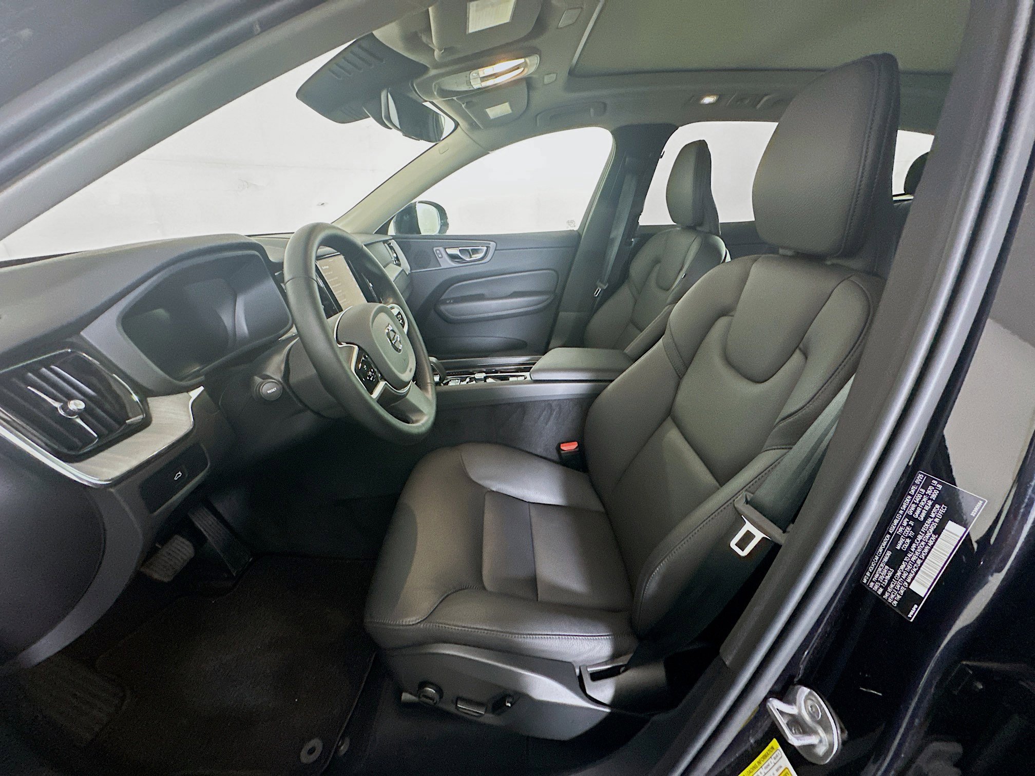 Used 2025 Volvo XC60 B5 Plus image 13