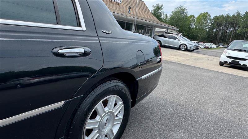 Used 2008 Lincoln Town Car Executive RWD image 18
