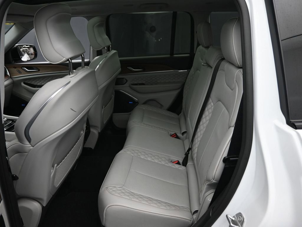 Used 2022 Jeep Grand Cherokee Summit AWD/4WD image 10