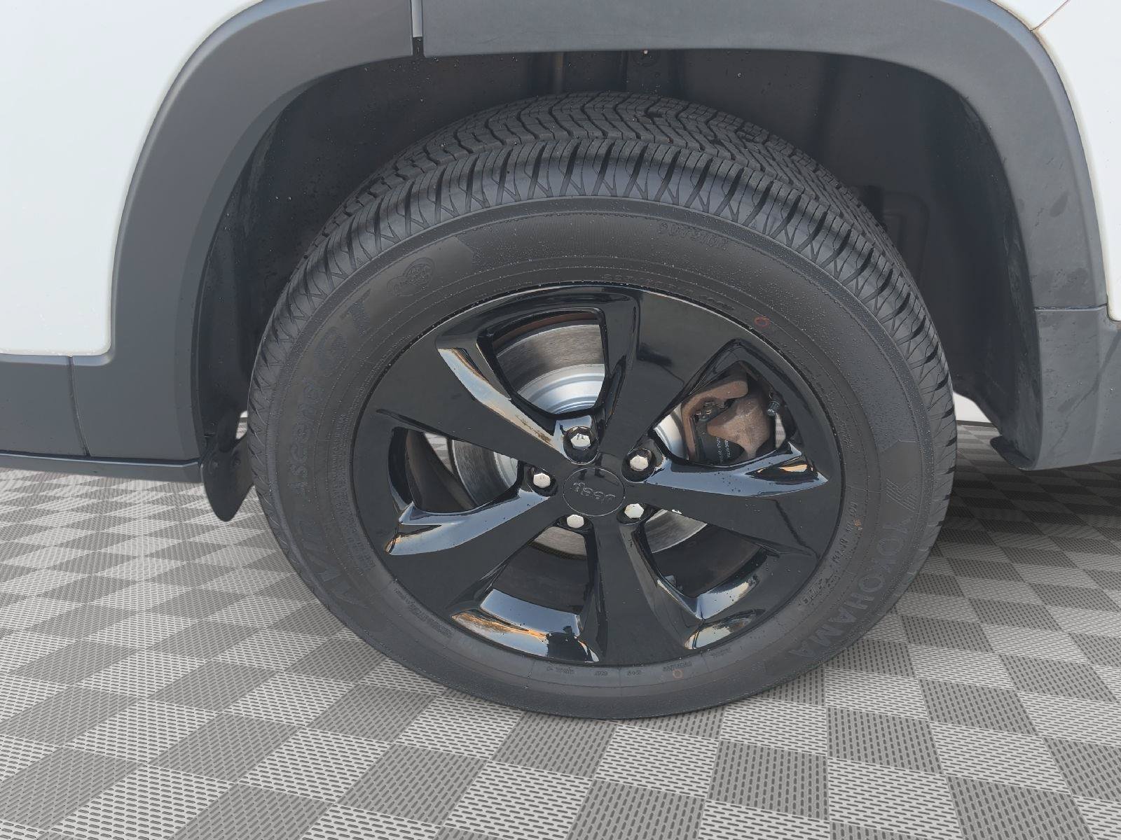 Used 2017 Jeep Cherokee High Altitude AWD/4WD image 12