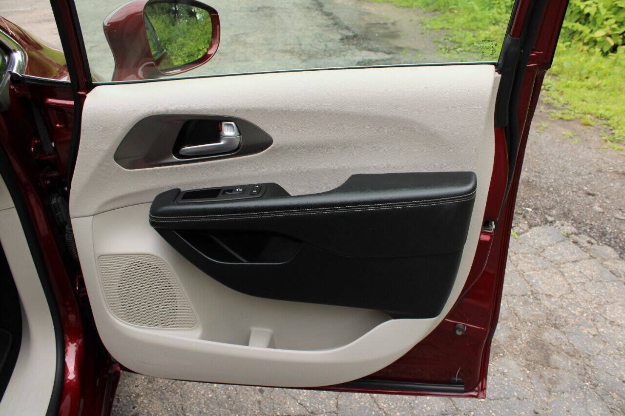 Used 2021 Chrysler Pacifica Touring-L FWD image 12