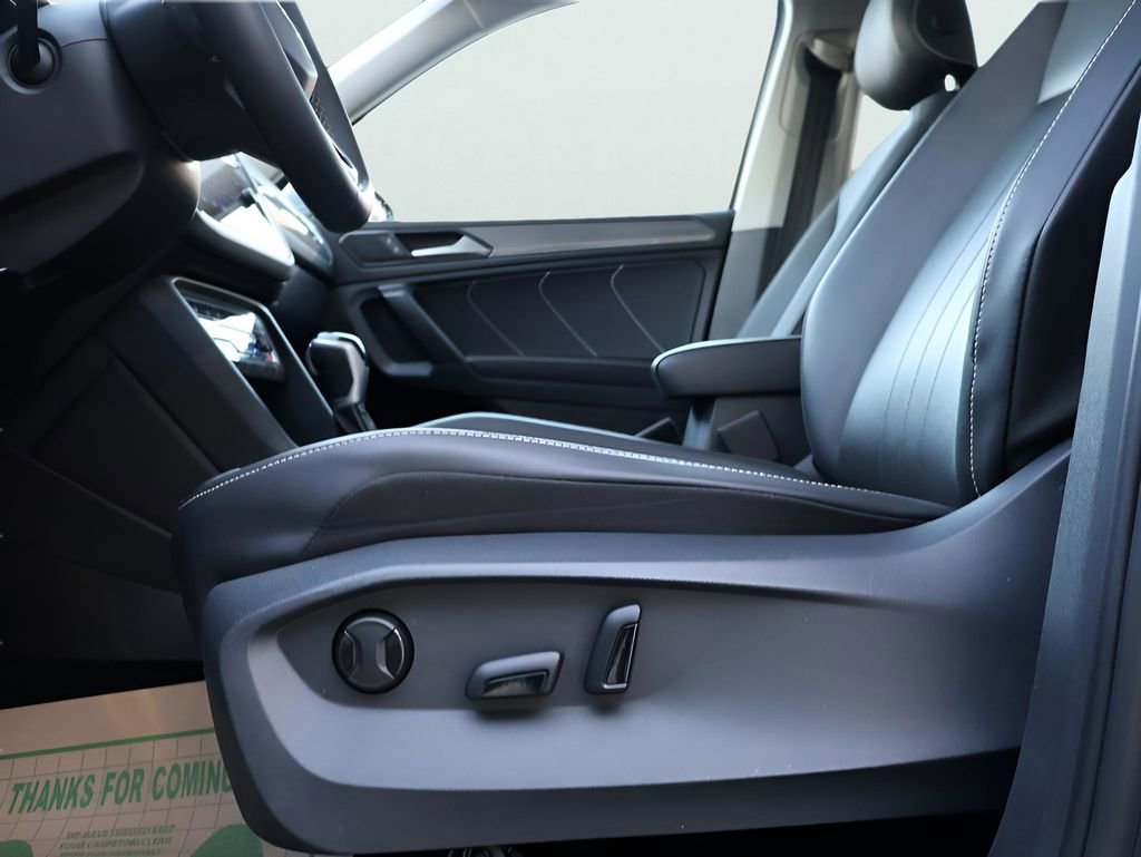Used 2022 Volkswagen Tiguan SE w/ Panoramic Sunroof Package image 39