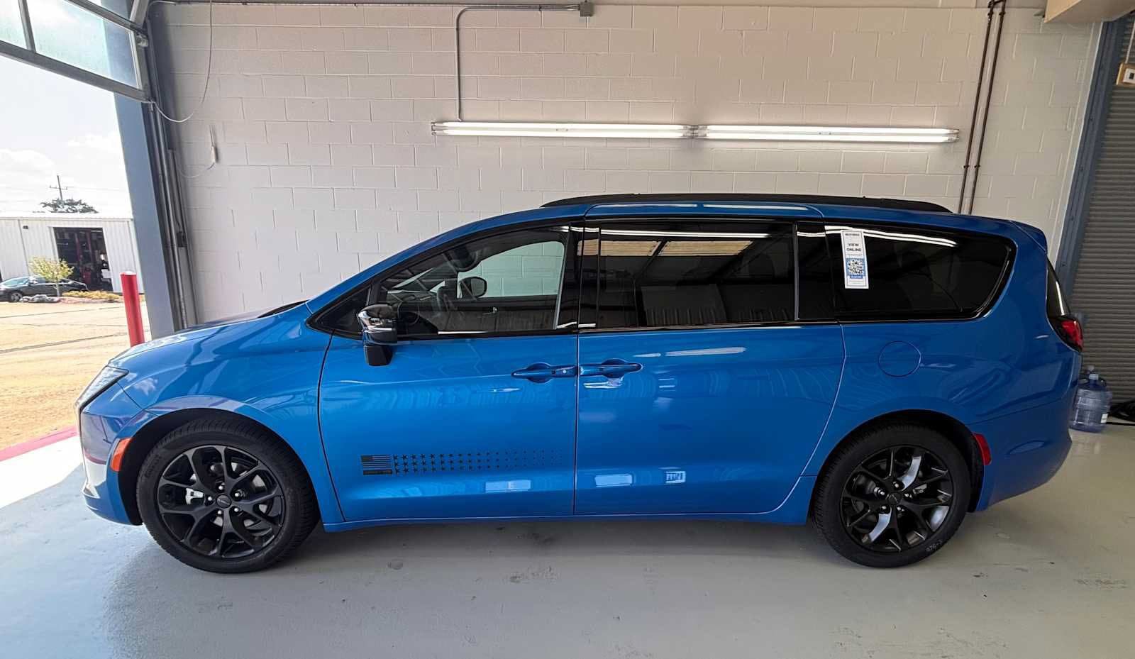 New 2027 Chrysler Pacifica Select FWD image 1