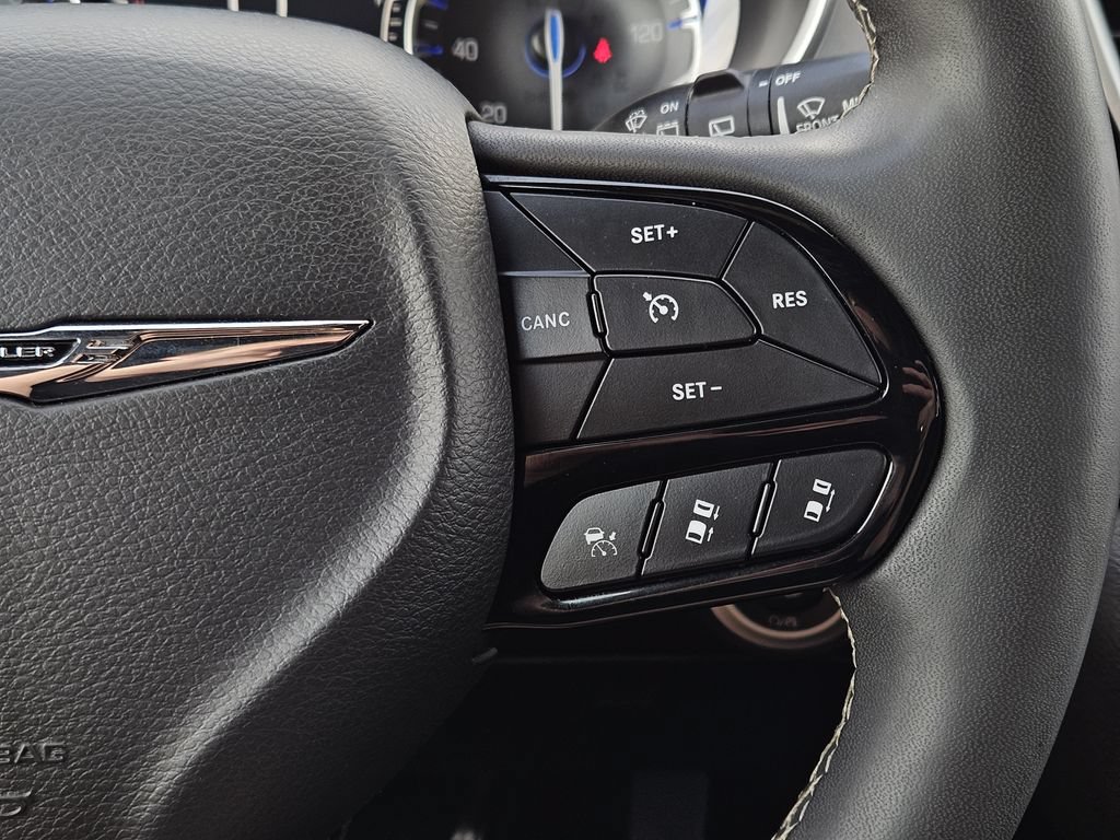 Used 2024 Chrysler Pacifica Touring FWD image 28