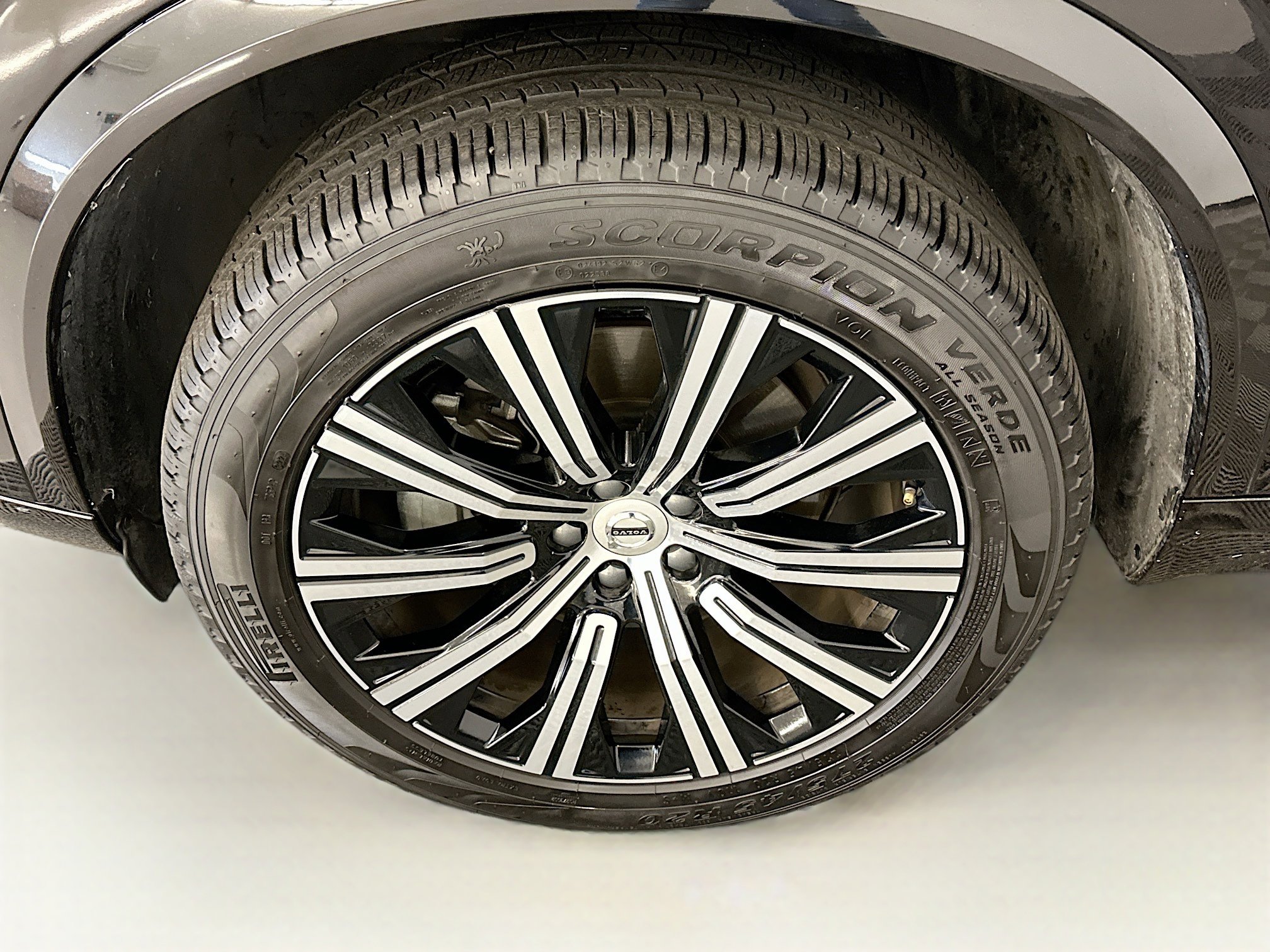 Used 2025 Volvo XC90 B6 Plus image 11