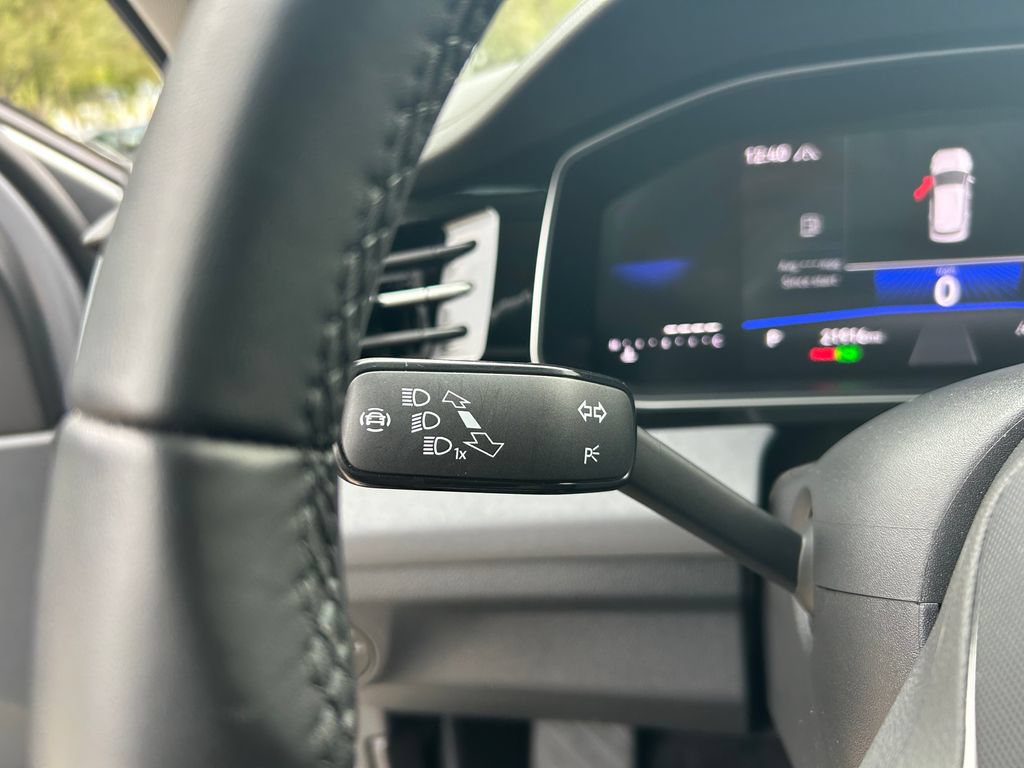 Certified 2025 Volkswagen Jetta SE FWD image 23