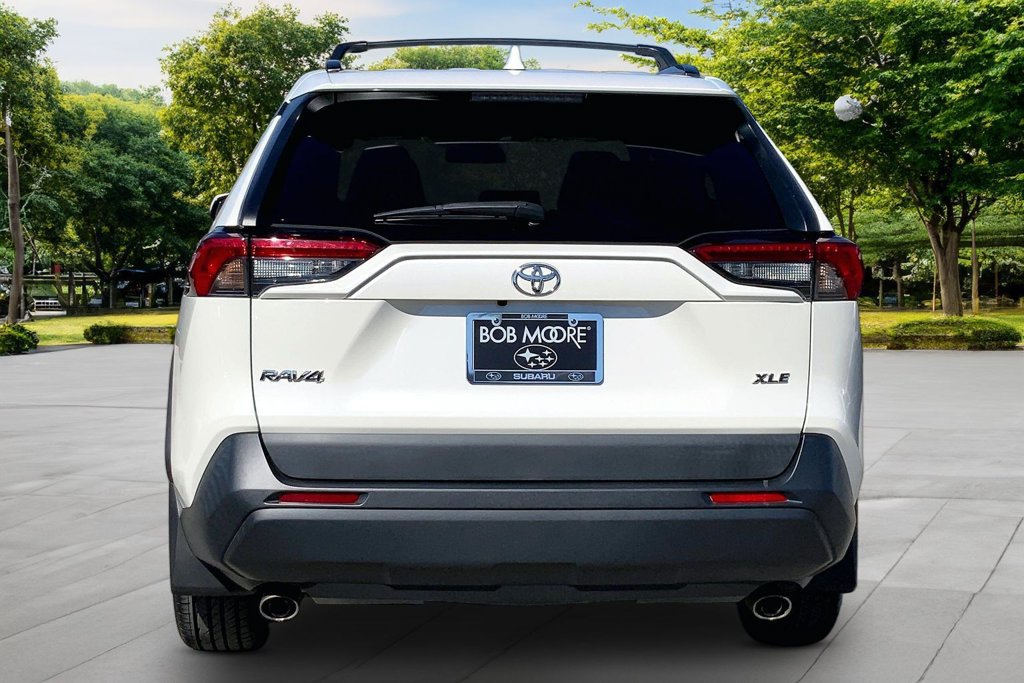 Used 2021 Toyota RAV4 XLE Premium FWD image 5