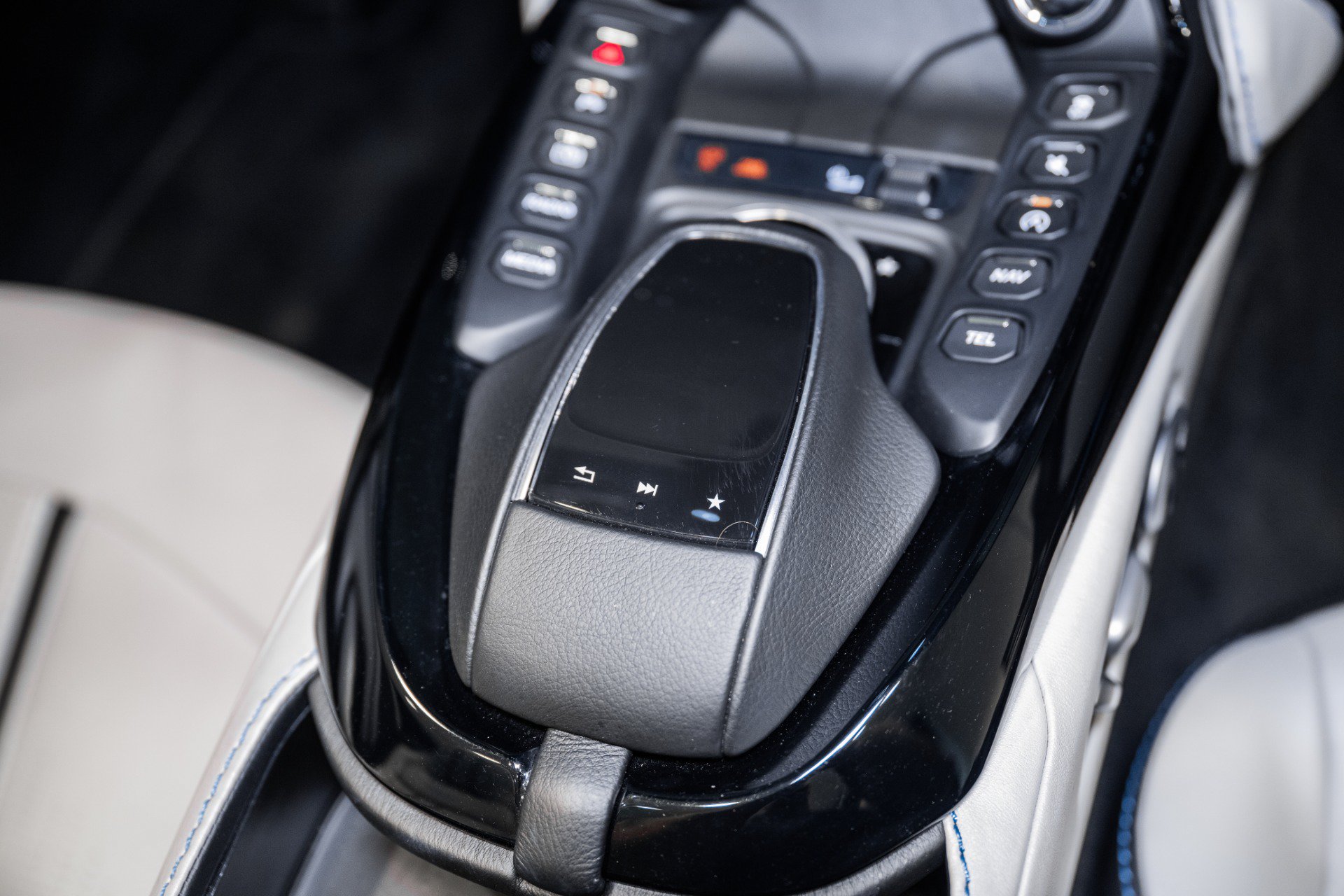 Used 2021 Aston Martin V8 Vantage Roadster RWD image 34