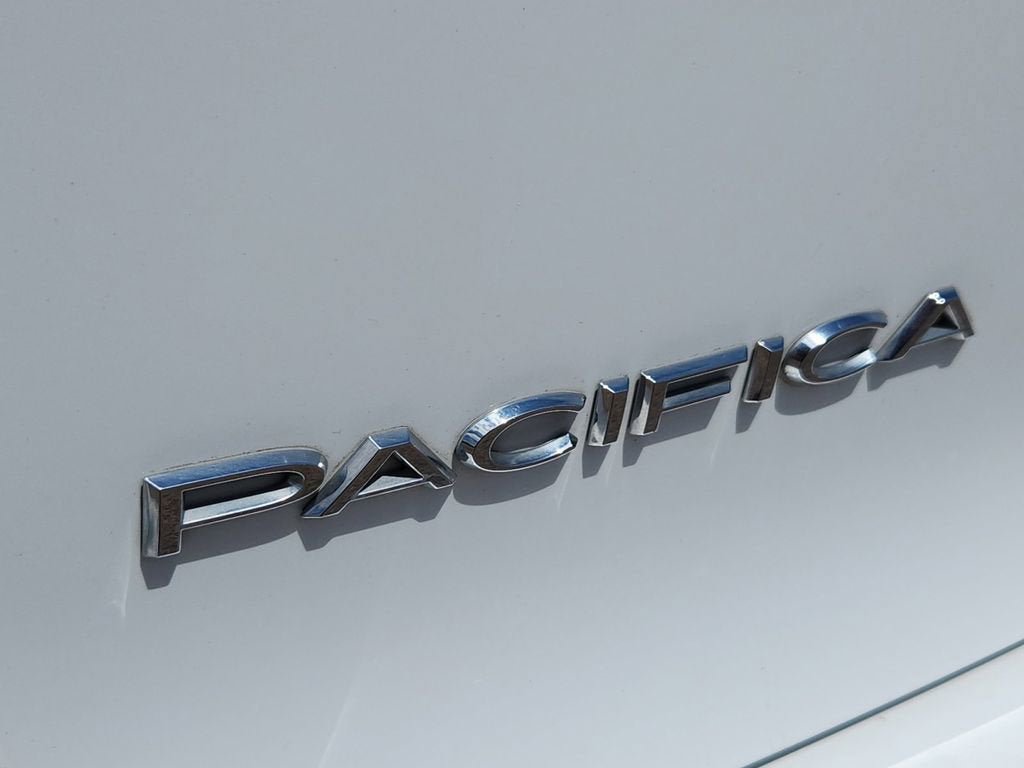 Used 2023 Chrysler Pacifica Touring-L FWD image 16