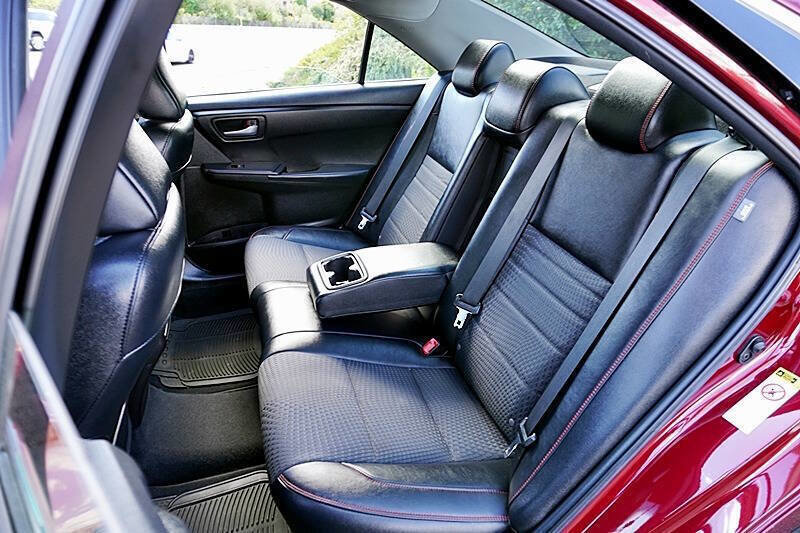 Used 2015 Toyota Camry SE image 16