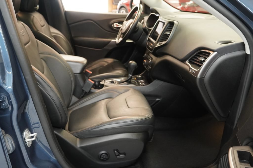 Used 2021 Jeep Cherokee Latitude Lux w/ Sun & Sound Group AWD/4WD image 26