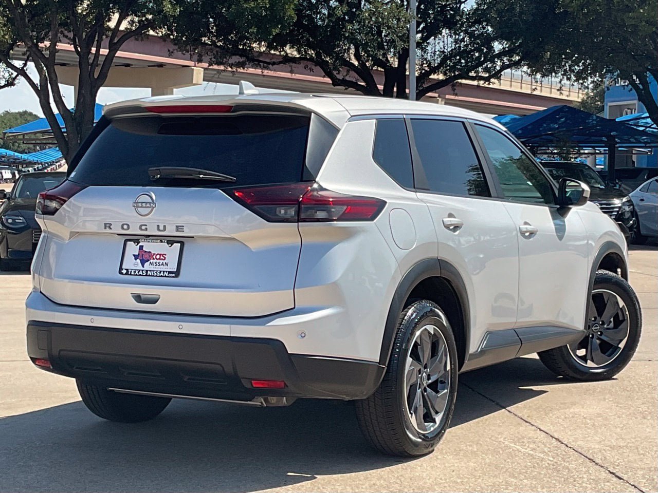 Used 2025 Nissan Rogue SV FWD image 4
