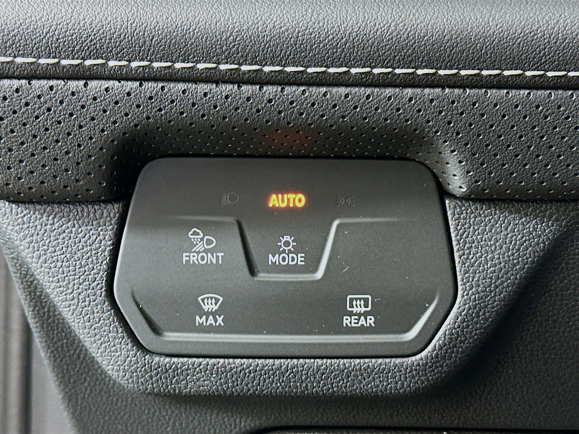 Used 2025 Volkswagen Atlas SE image 17