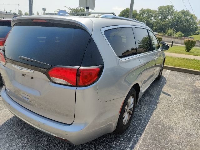 Used 2018 Chrysler Pacifica Touring-L FWD image 12