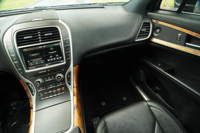 Used 2016 Lincoln MKX Reserve w/ Technology Package FWD image 12