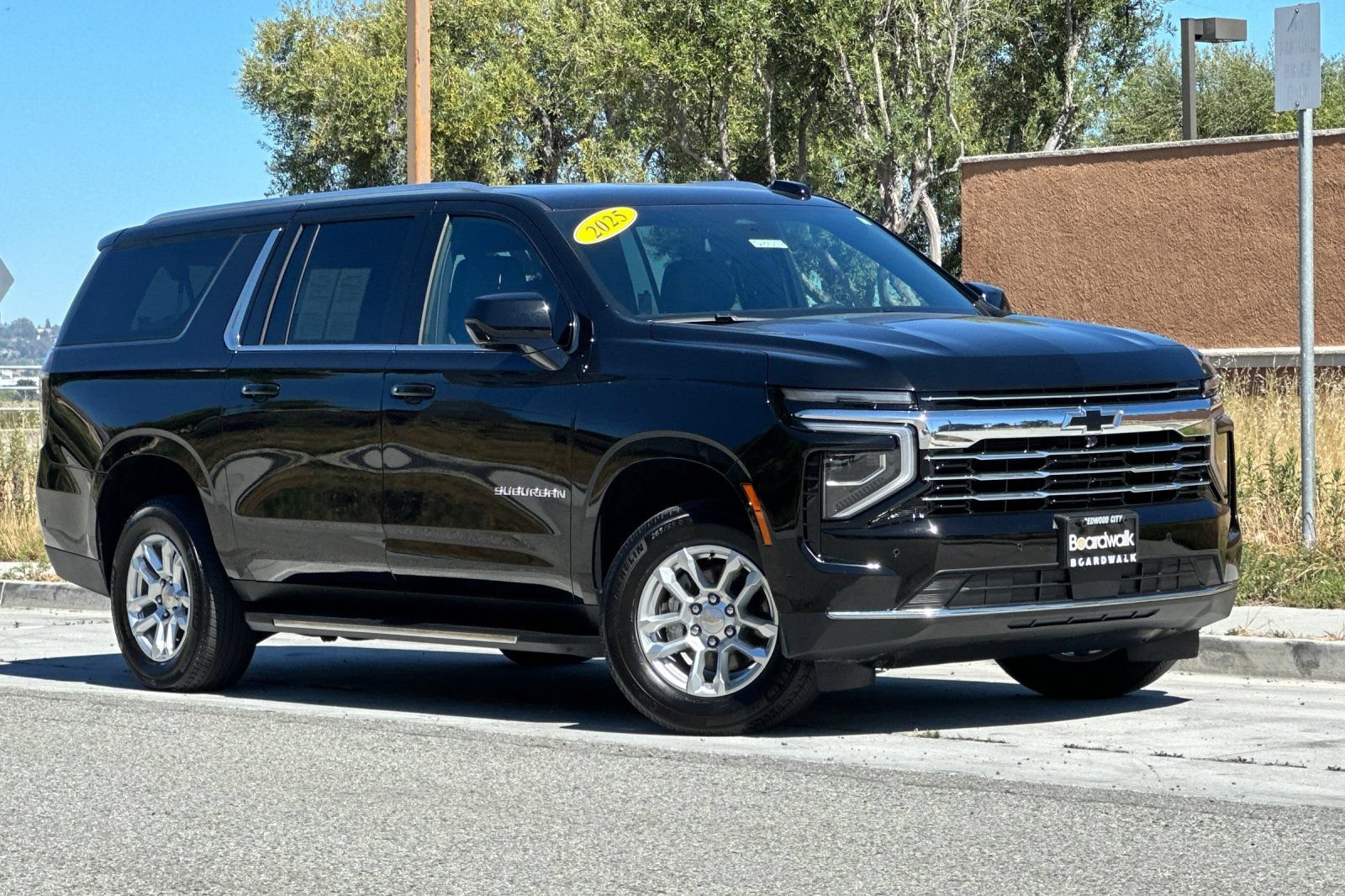 Used 2025 Chevrolet Suburban LT AWD/4WD image 2