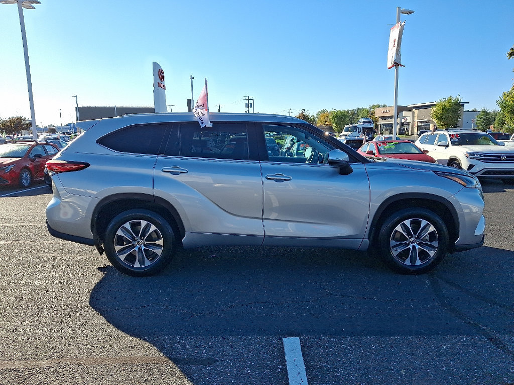 Certified 2022 Toyota Highlander XLE AWD/4WD image 7