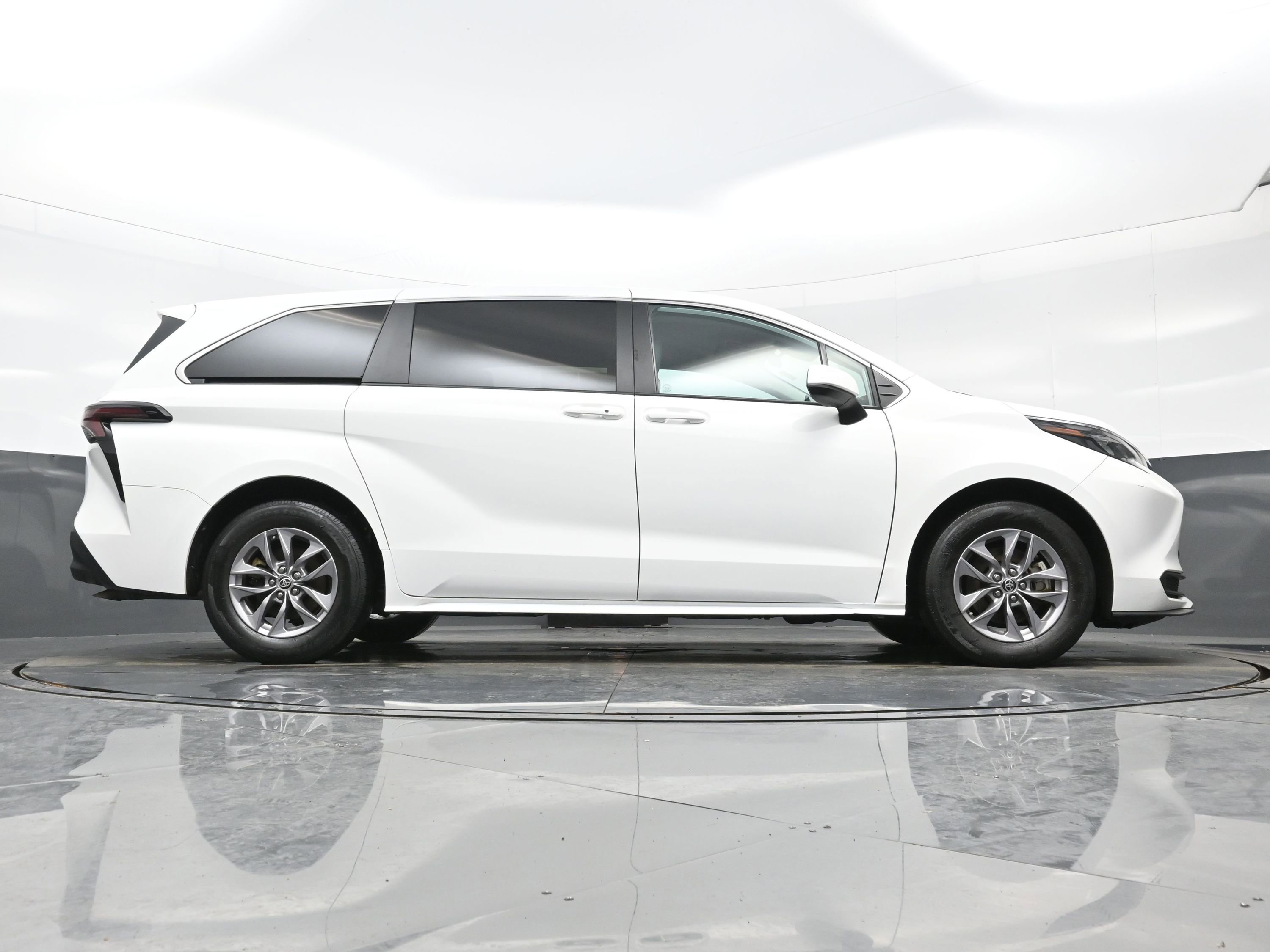 Used 2024 Toyota Sienna LE image 34