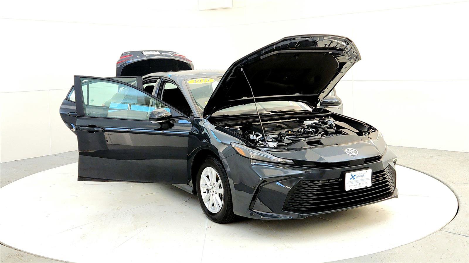 Used 2025 Toyota Camry LE image 9