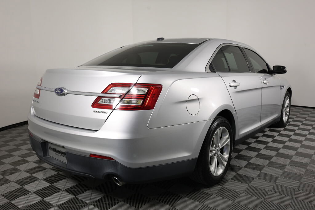 Used 2015 Ford Taurus SE image 2