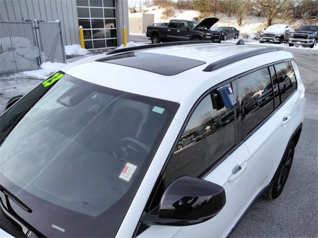 Used 2023 Jeep Grand Cherokee L Laredo image 12