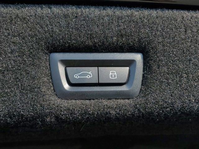 Used 2023 BMW 740i w/ Parking Assistance Package RWD image 10
