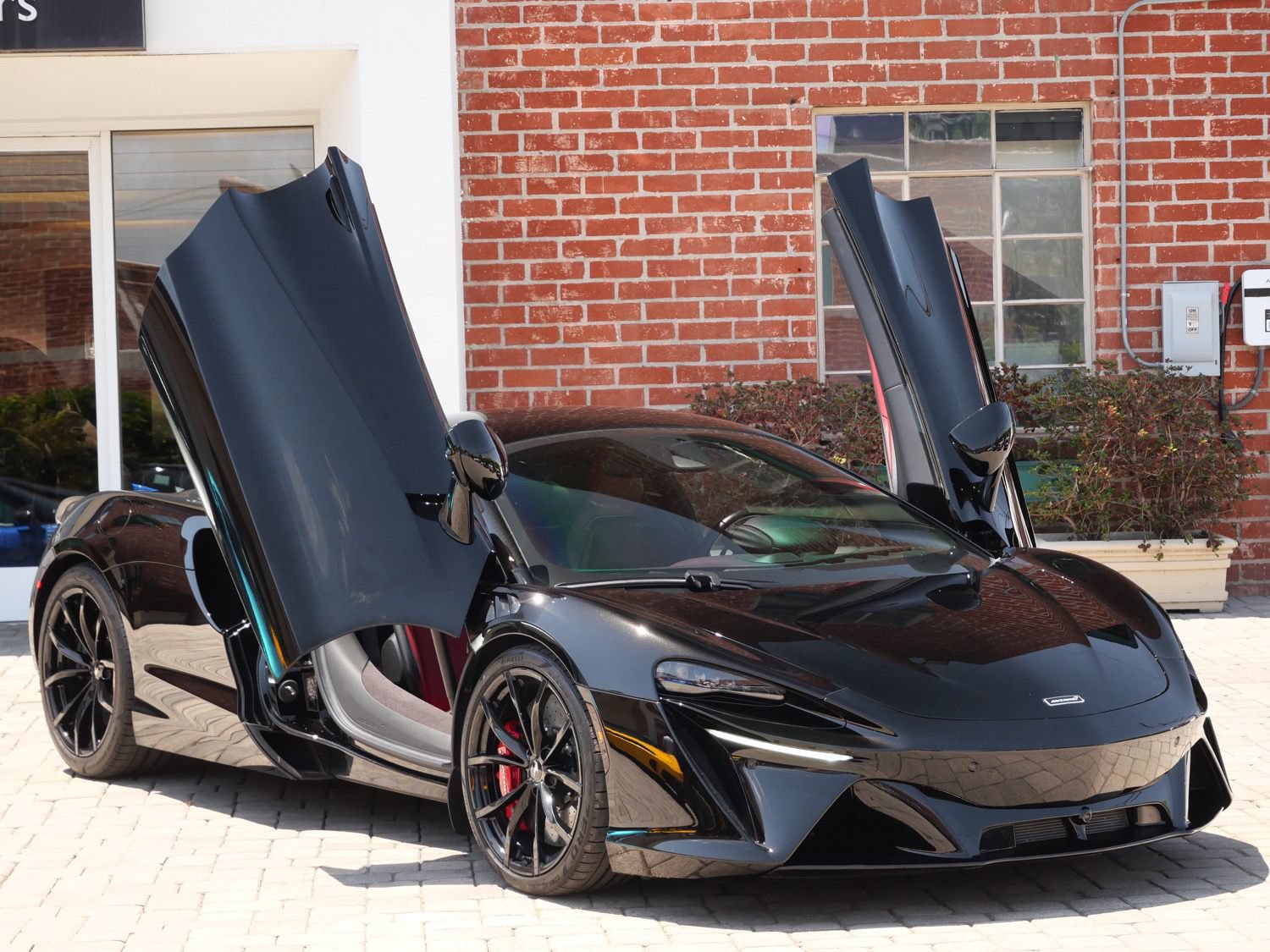 Used 2023 McLaren Artura RWD image 15