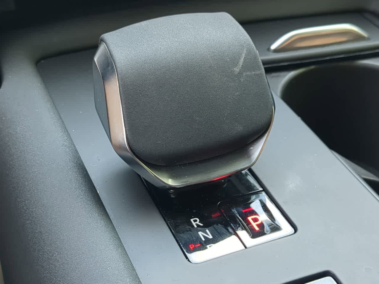 Used 2025 Land Rover Discovery Dynamic SE AWD/4WD image 33