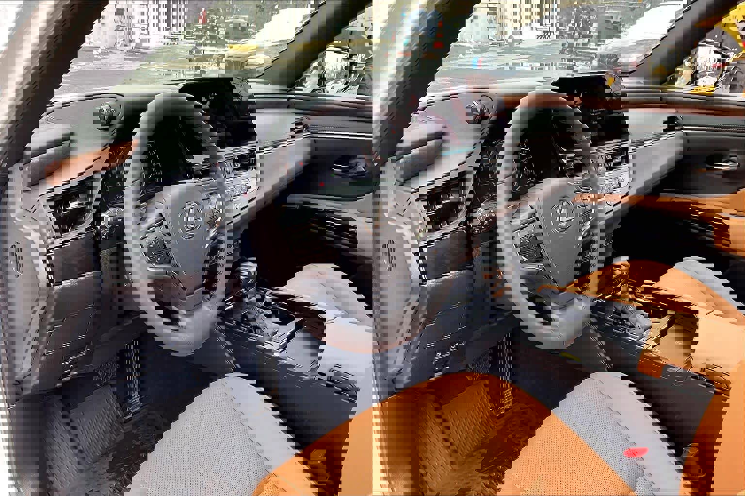 Used 2024 Lexus ES 300h w/ Premium Package image 18