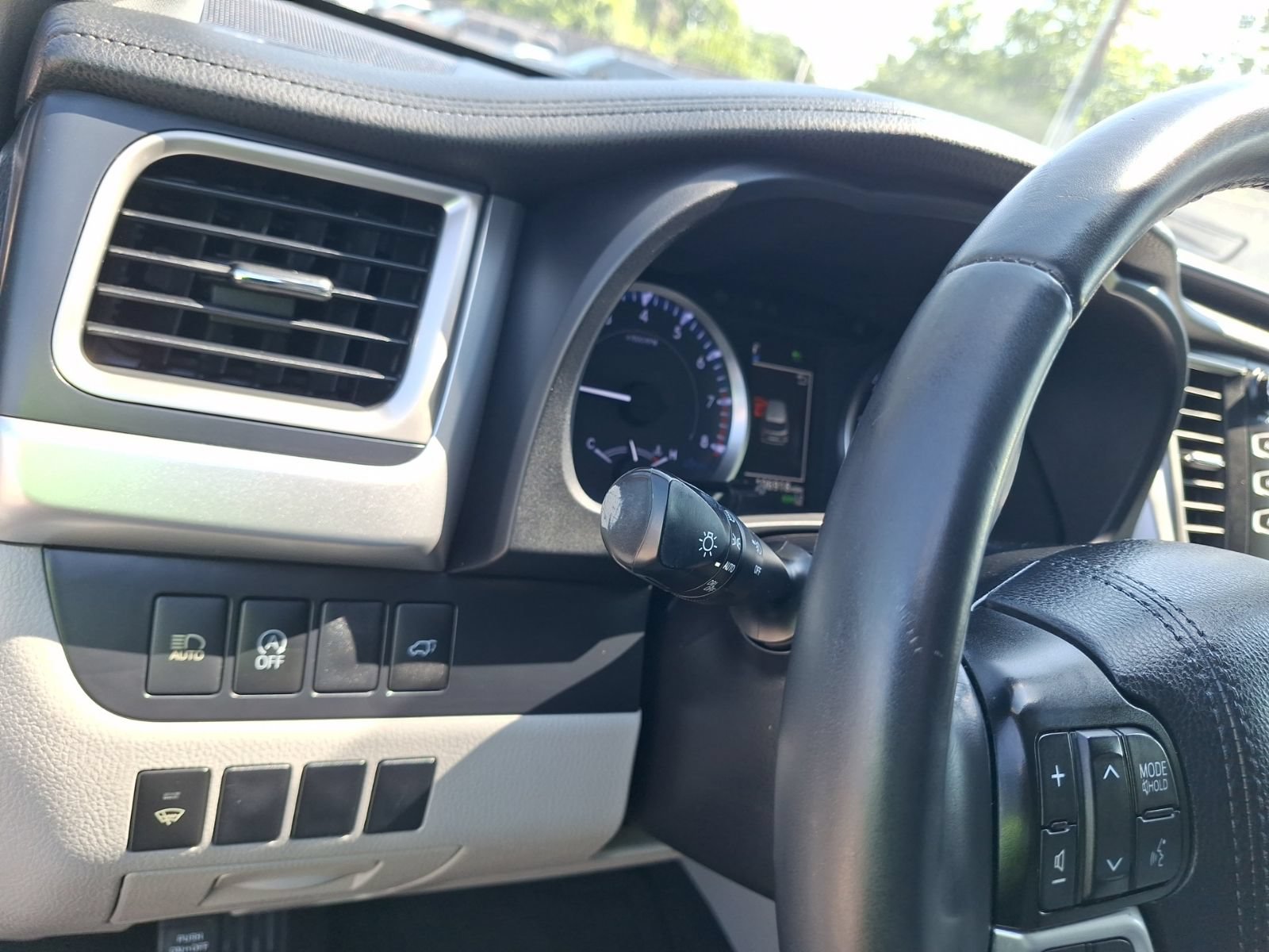 Used 2019 Toyota Highlander Plus FWD image 18